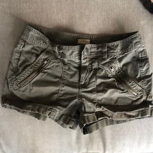 Hinge cargo green shorts